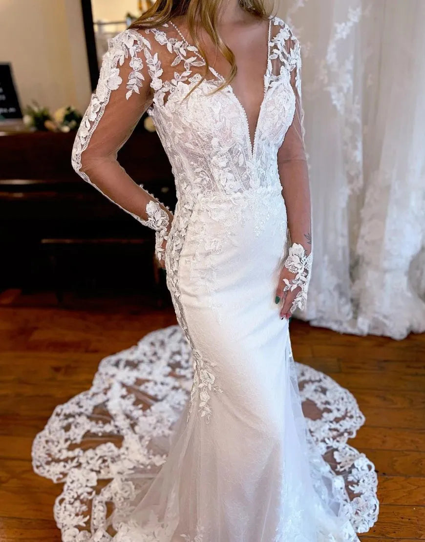 Vestido de novia de sirena con escote en V, mangas largas y apliques