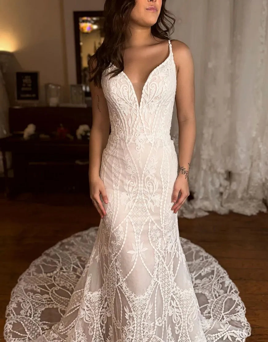 Vestido de novia de sirena con escote en V, tirantes finos y cola de corte de encaje