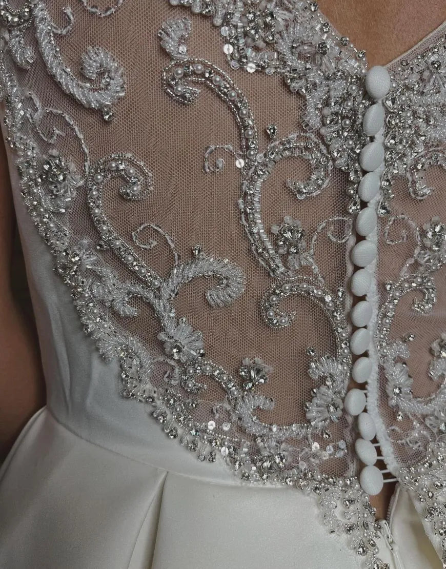Vestido de novia de satén con cola capilla, escote en V y corte A con abalorios