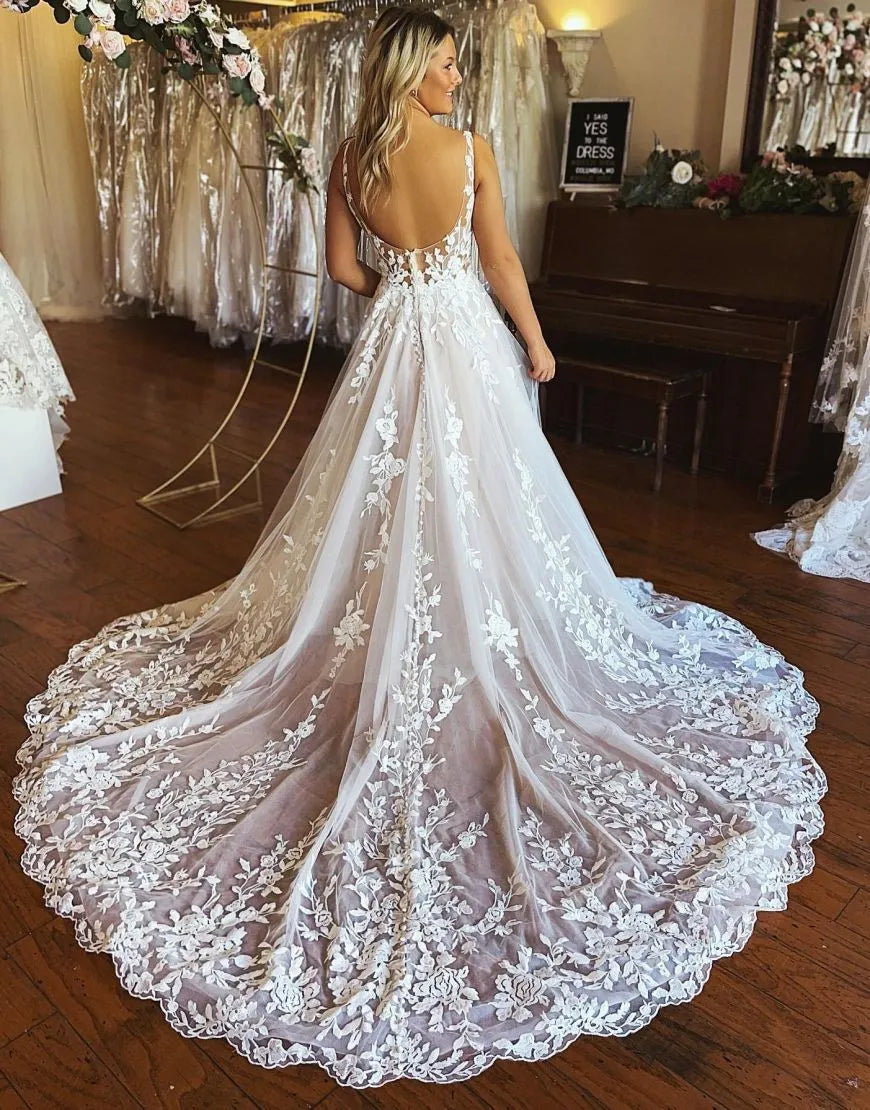 Hermoso vestido de novia con cola capilla, corte A y ilusión, con apliques