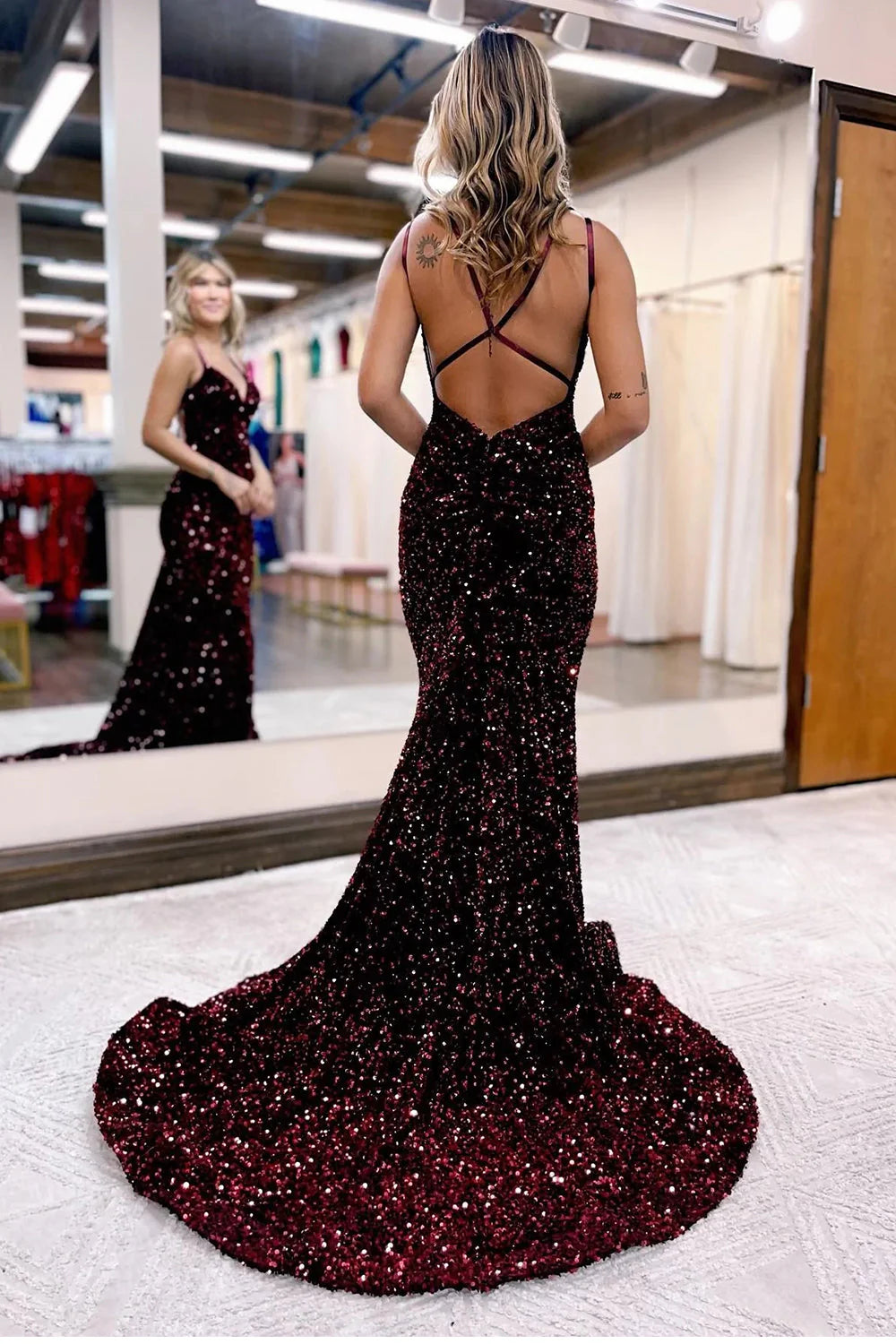 Glitzerndes, langes, rückenfreies Ballkleid im Meerjungfrau-Stil mit Pailletten