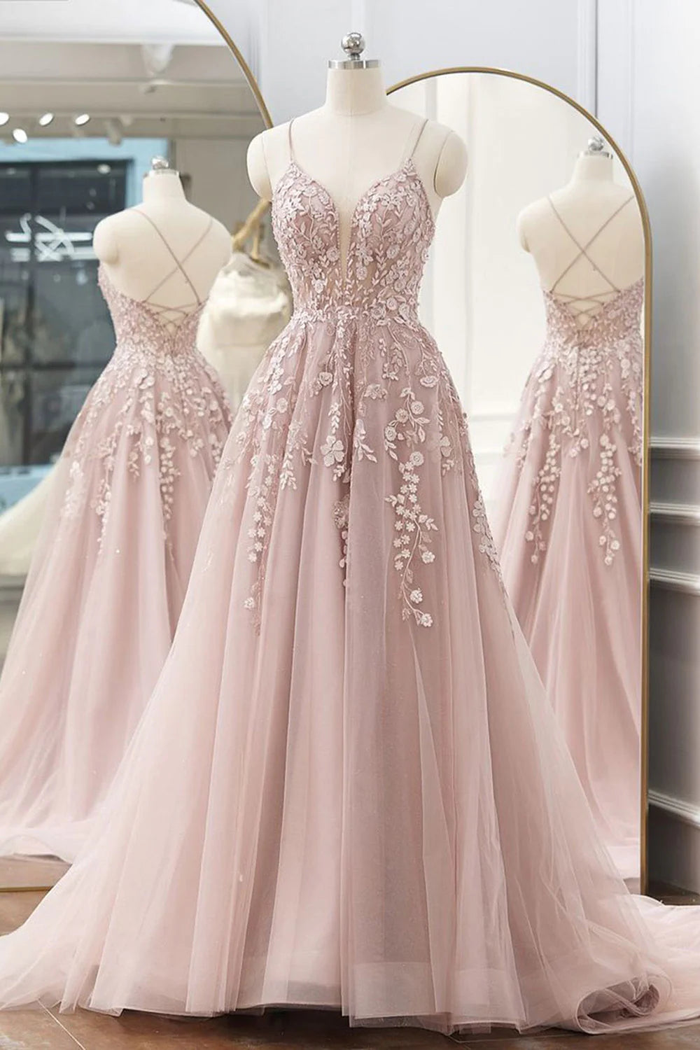 Vestido de fiesta largo con tirantes finos, corte A y apliques de tul