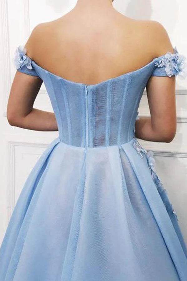 Hermoso vestido de fiesta largo con apliques de flores y hombros descubiertos