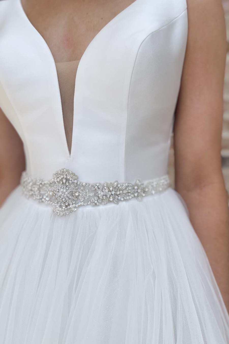 Langes Brautkleid in A-Linie mit V-Ausschnitt und Schärpen