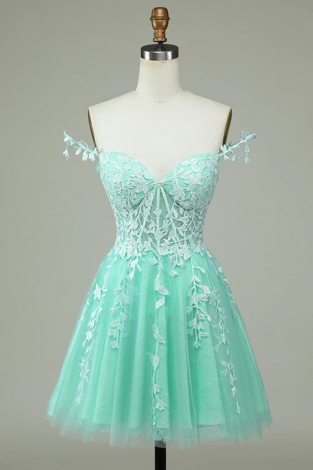 Vestido de graduación corto azul marino con tirantes finos y apliques