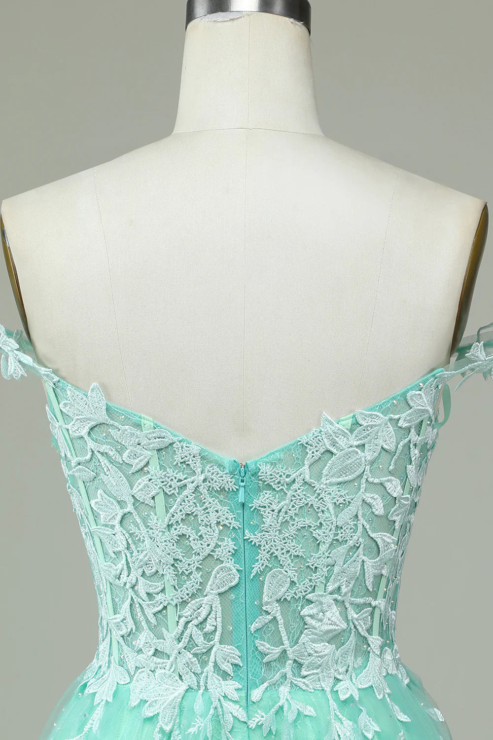 Vestido de graduación corto azul marino con tirantes finos y apliques