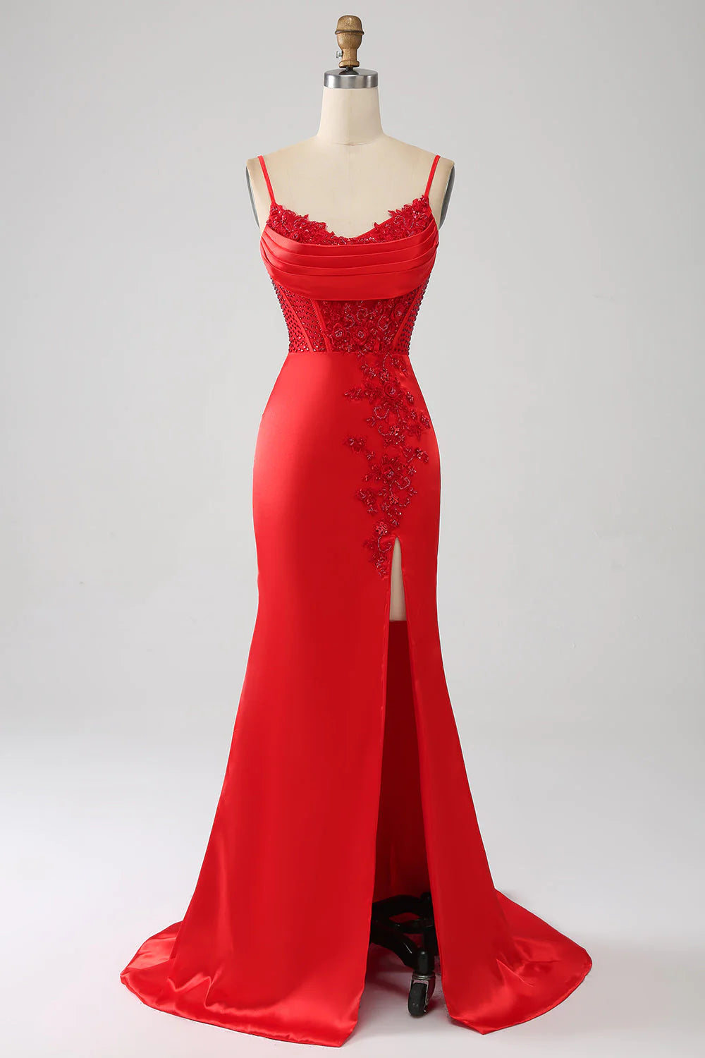 Vestido de fiesta rojo de satén con cuentas y corte sirena y abertura
