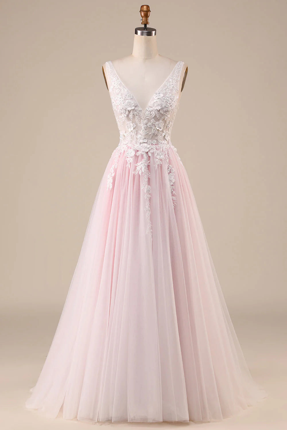 Vestido de novia rosa de tul con cola larga y apliques