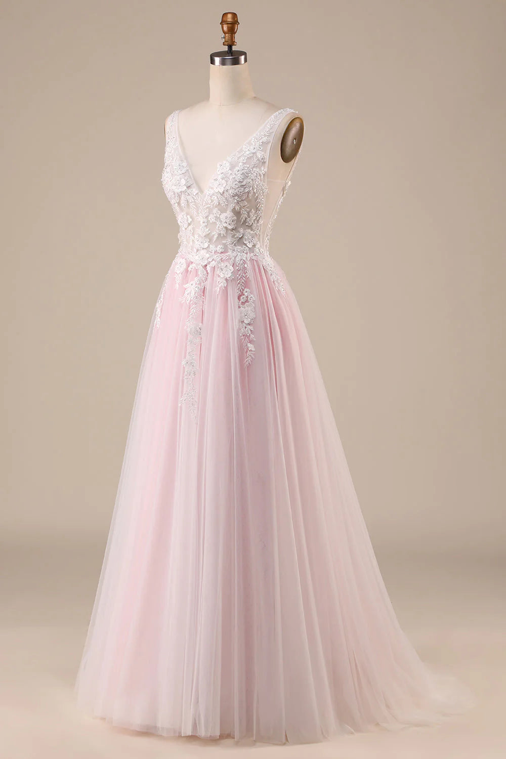 Vestido de novia rosa de tul con cola larga y apliques