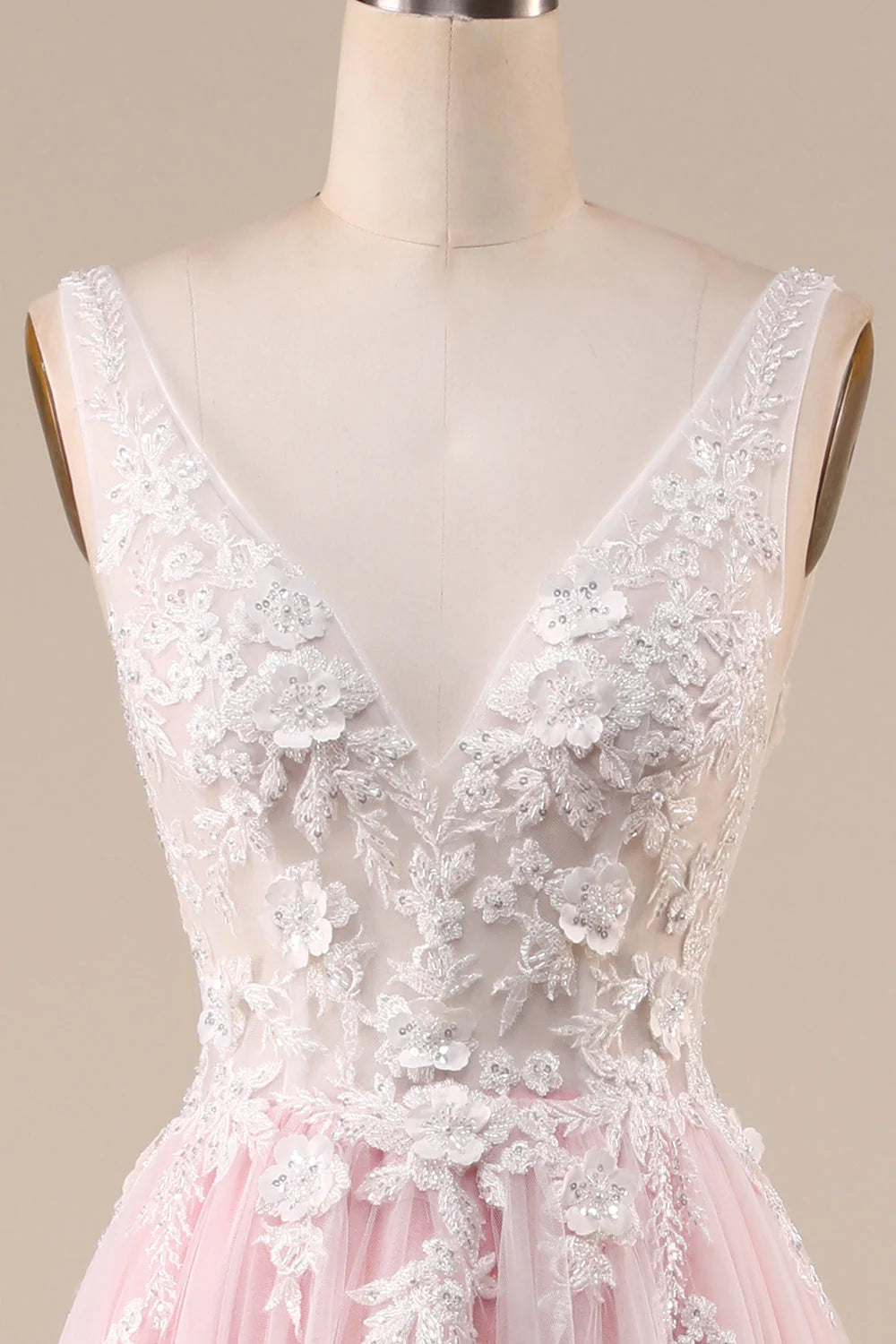 Vestido de novia rosa de tul con cola larga y apliques