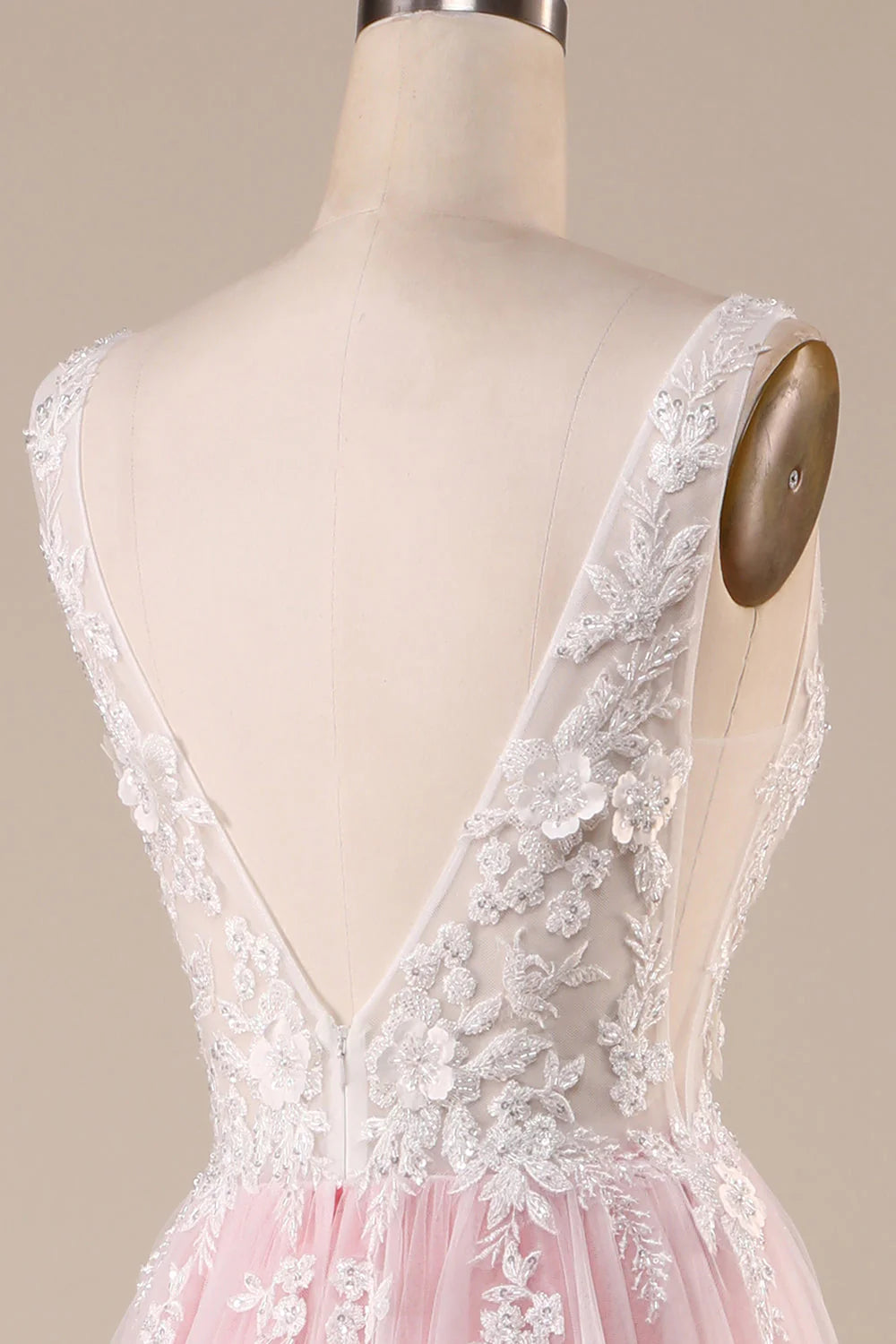 Vestido de novia rosa de tul con cola larga y apliques