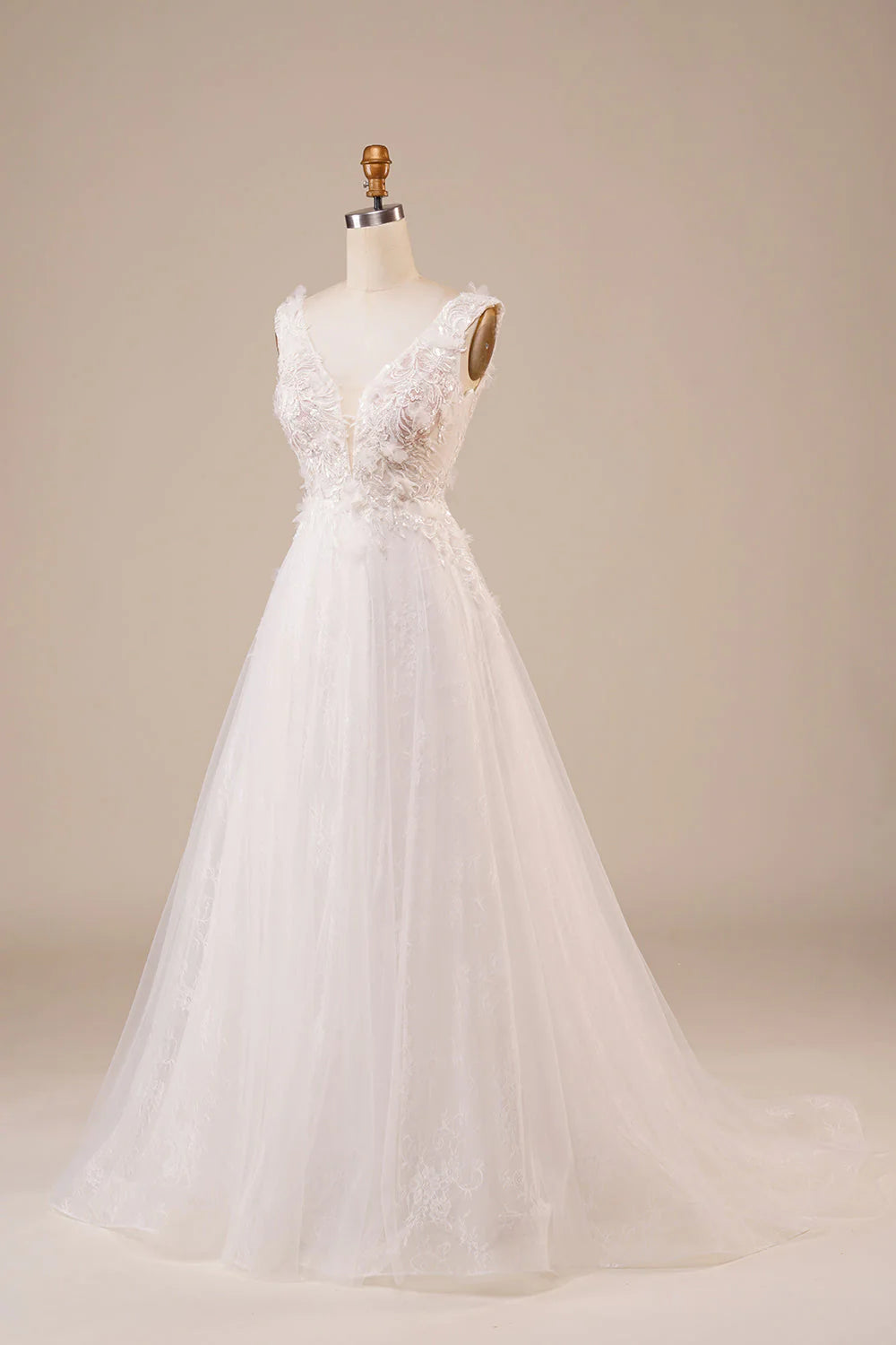Vestido de novia largo color marfil con cuentas de tul brillante