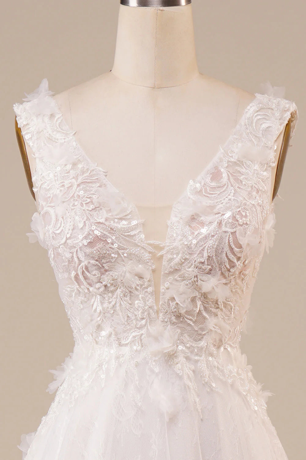 Vestido de novia largo color marfil con cuentas de tul brillante