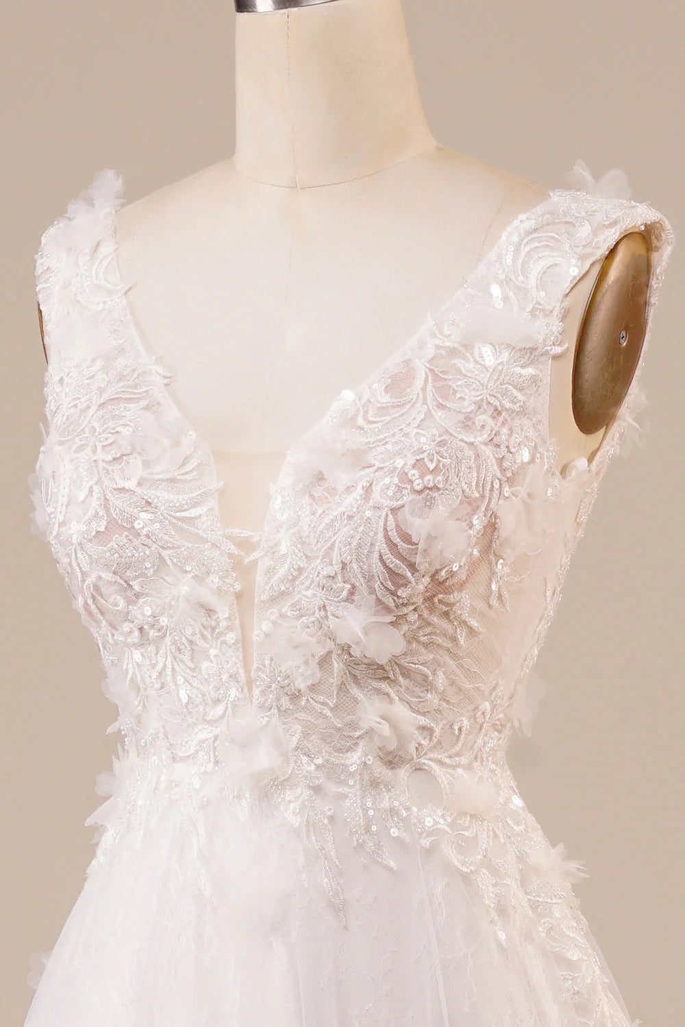 Vestido de novia largo color marfil con cuentas de tul brillante