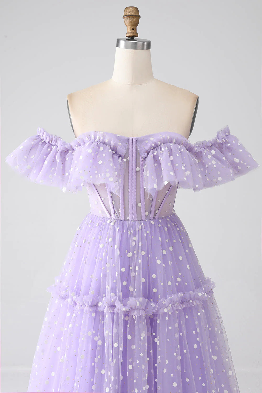 Vestido de fiesta con corsé lila y hombros descubiertos