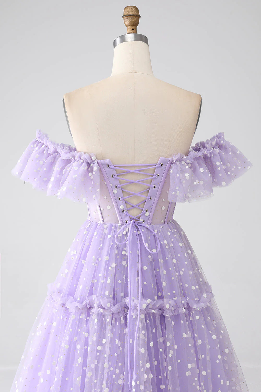 Vestido de fiesta con corsé lila y hombros descubiertos