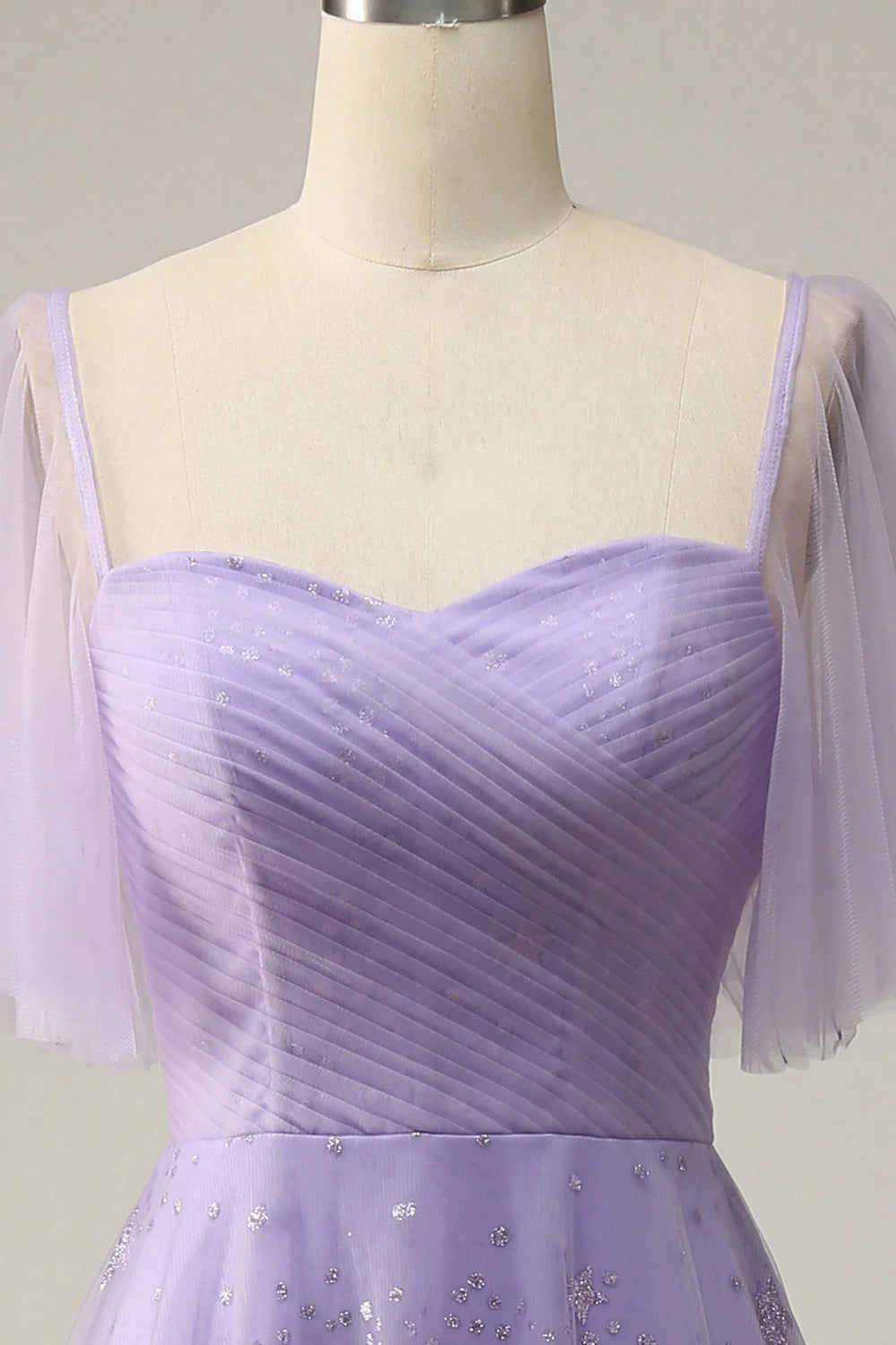 Vestido de fiesta lavanda con hombros descubiertos y volantes