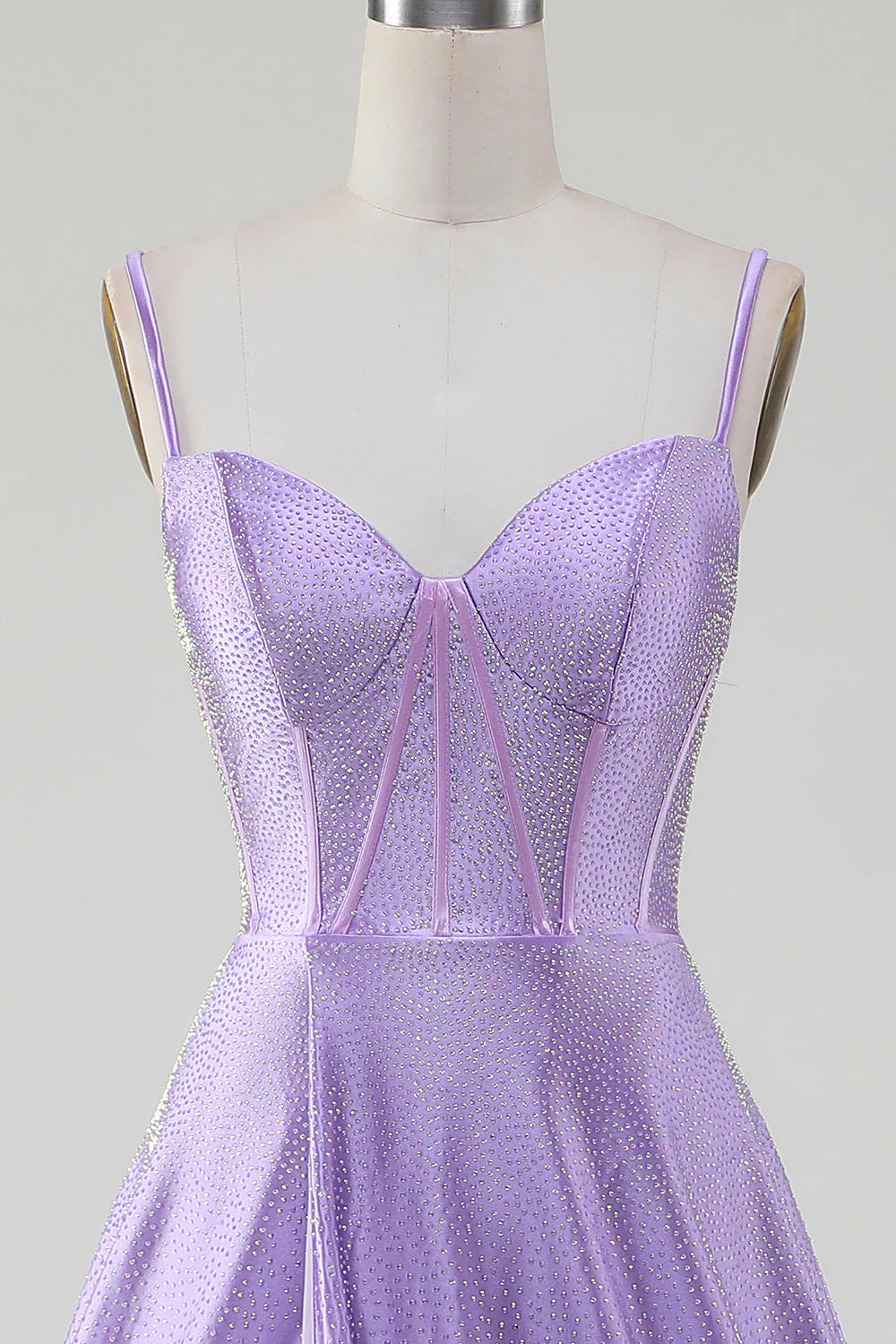 Vestido de fiesta sencillo con escote en A, abertura lateral y corsé en lila brillante con pedrería