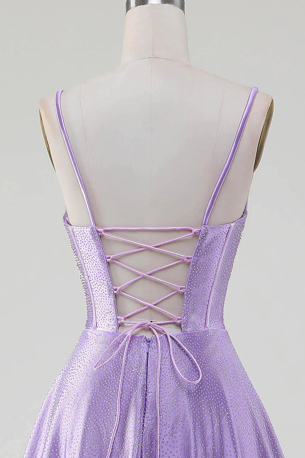Vestido de fiesta sencillo con escote en A, abertura lateral y corsé en lila brillante con pedrería