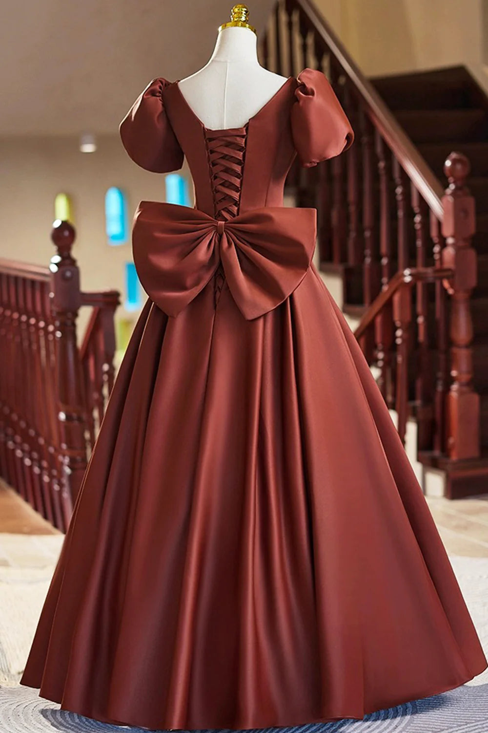 Vestido de noche elegante de satén con mangas cortas y corte A hasta el suelo
