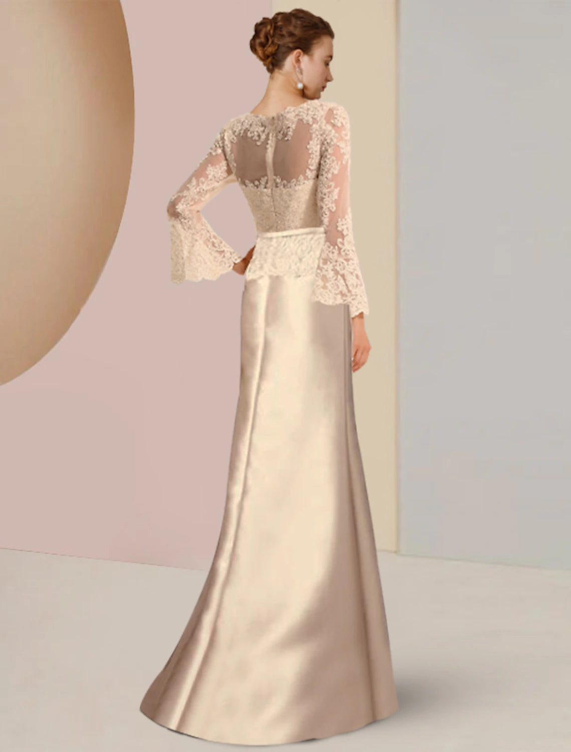 Vestido de madre de la novia con corte tubo/columna, elegante, escote redondo, cola larga, satén, encaje y apliques de cuentas.