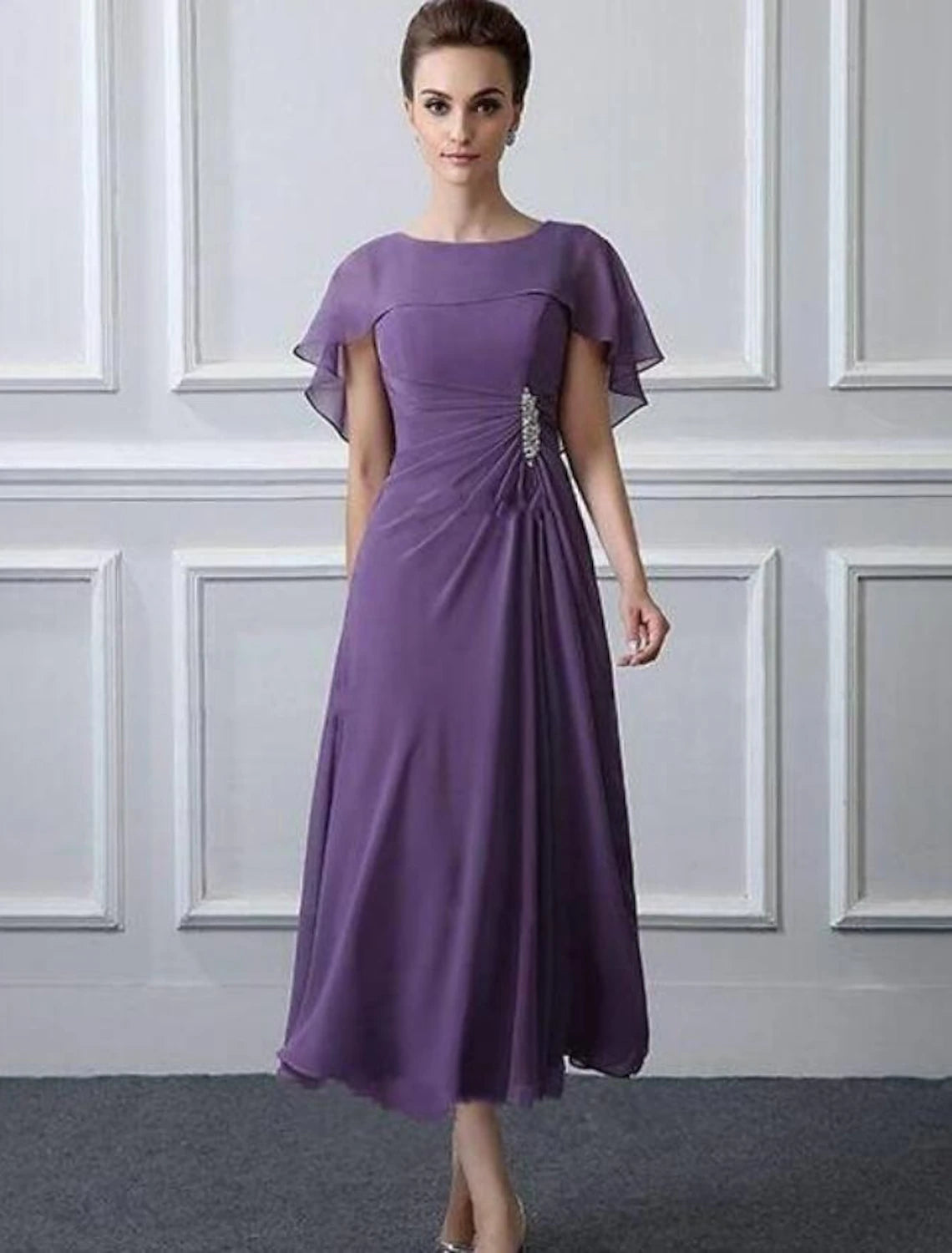 A-Linien-Kleid für die Brautmutter, Übergröße, U-Boot-Ausschnitt, knielang, Chiffon, kurze Ärmel, mit Rüschen, Kristallbrosche, Rüschen