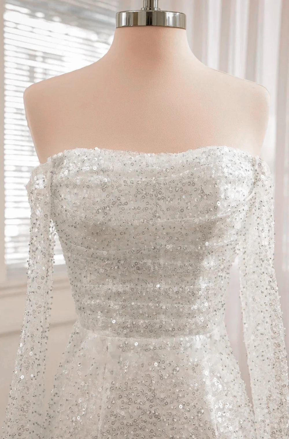 Vestido de novia de manga larga con lentejuelas y espalda descubierta