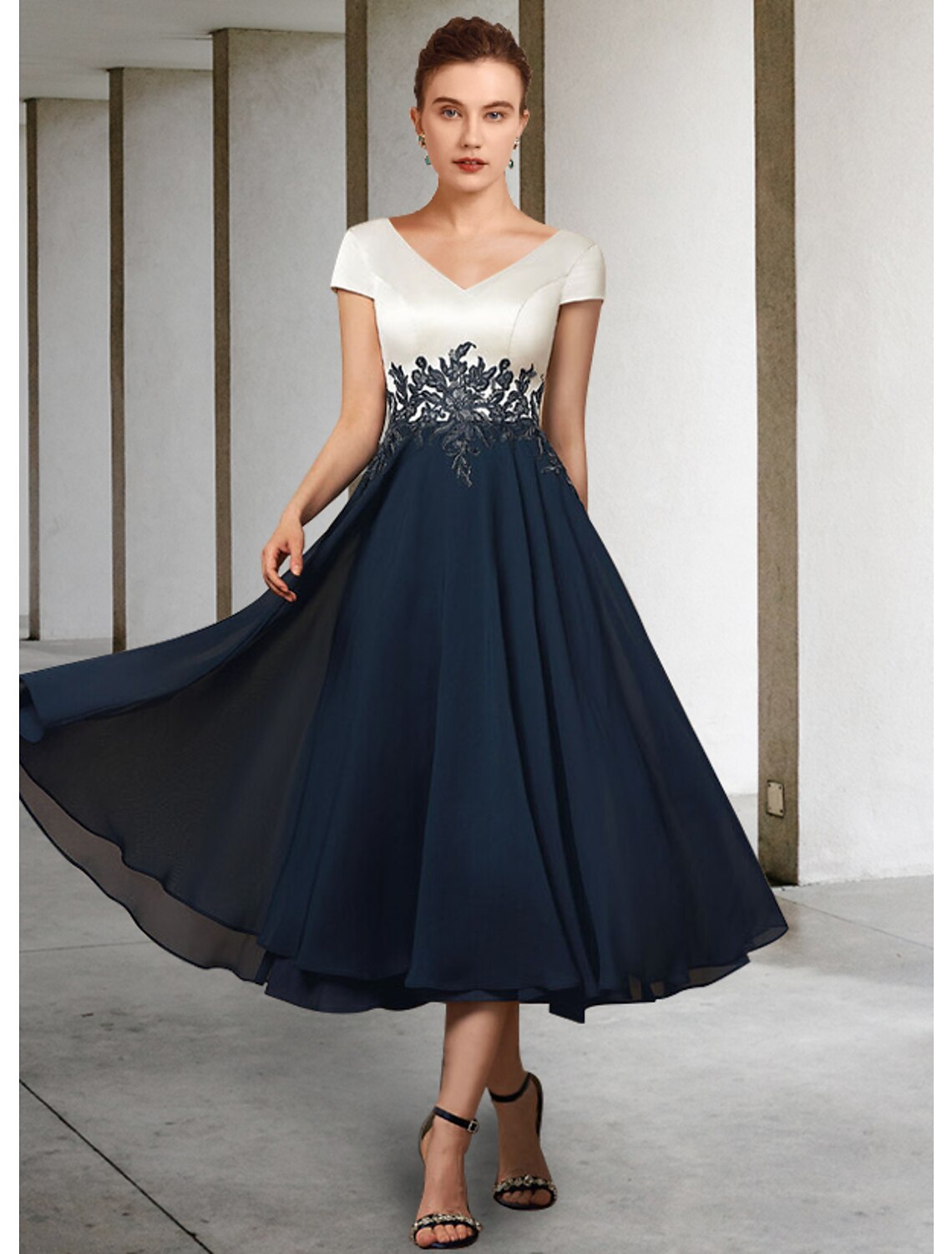 A-Linien-Kleid für die Mutter der Braut, Herbst, Hochzeitsgast, elegant, V-Ausschnitt, knielang, Chiffon, Satin, Spitze, kurze Ärmel mit Faltenapplikationen