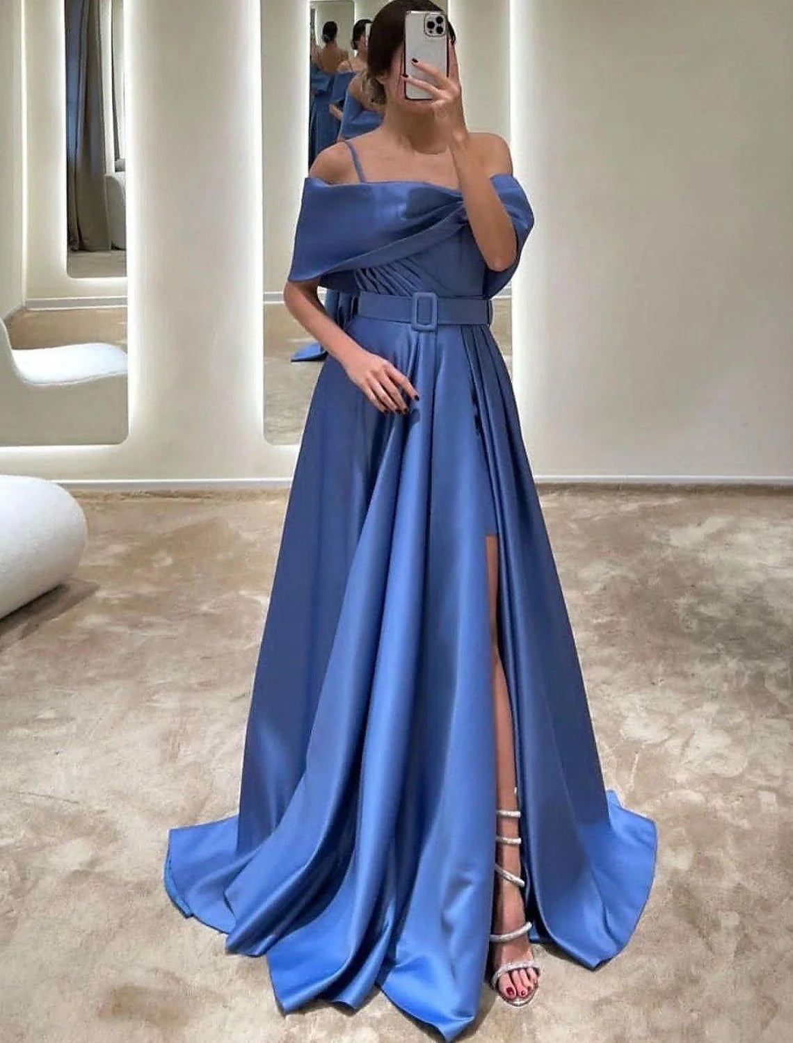Vestido de noche elegante de corte A, formal, largo hasta el suelo, sin mangas, hombros descubiertos, satén con cristales, abertura y tiras
