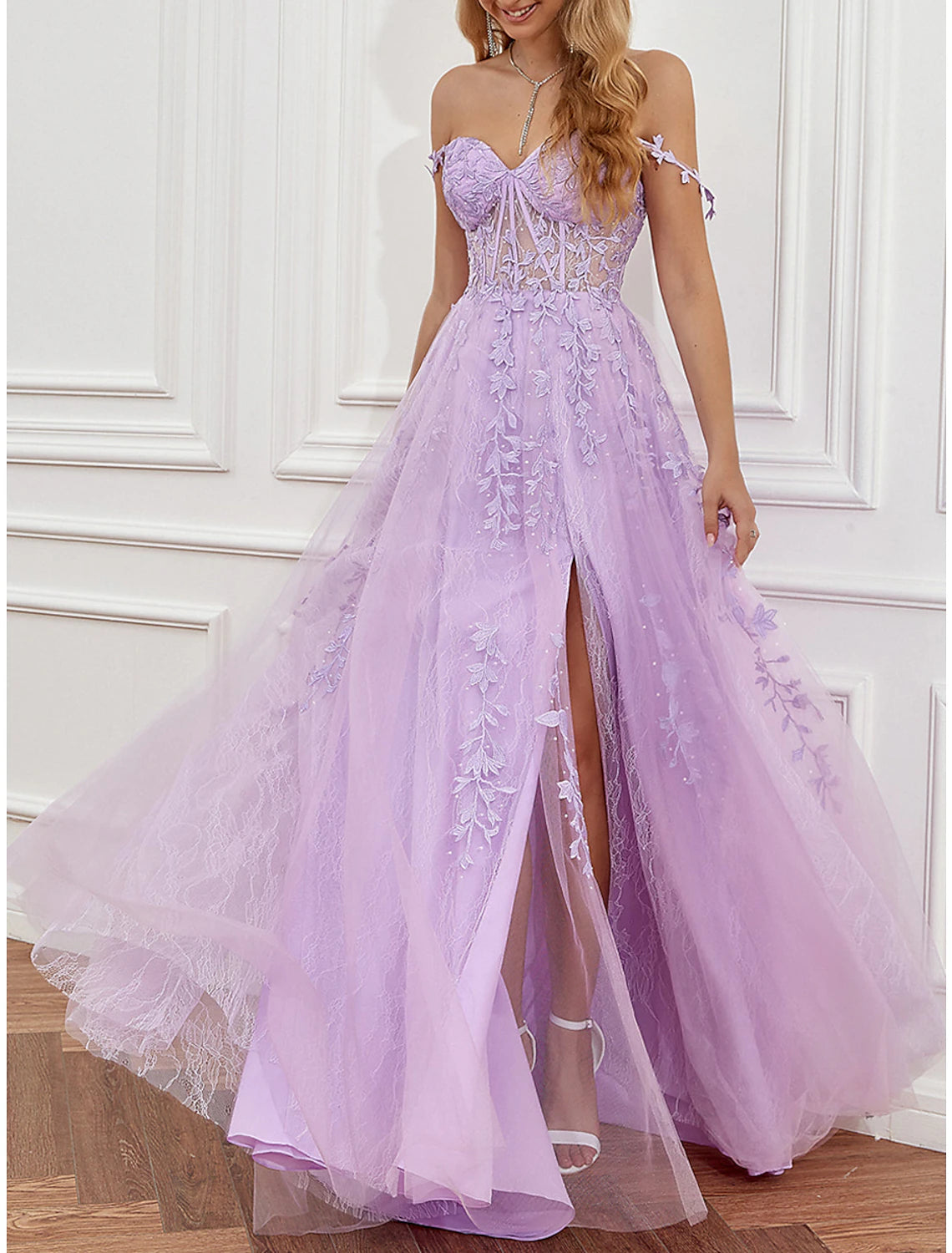 Vestido de fiesta de graduación de corte A, transparente, formal, con cola larga y escote corazón, sin mangas, de tul, sin espalda, con apliques de abertura y cuentas.