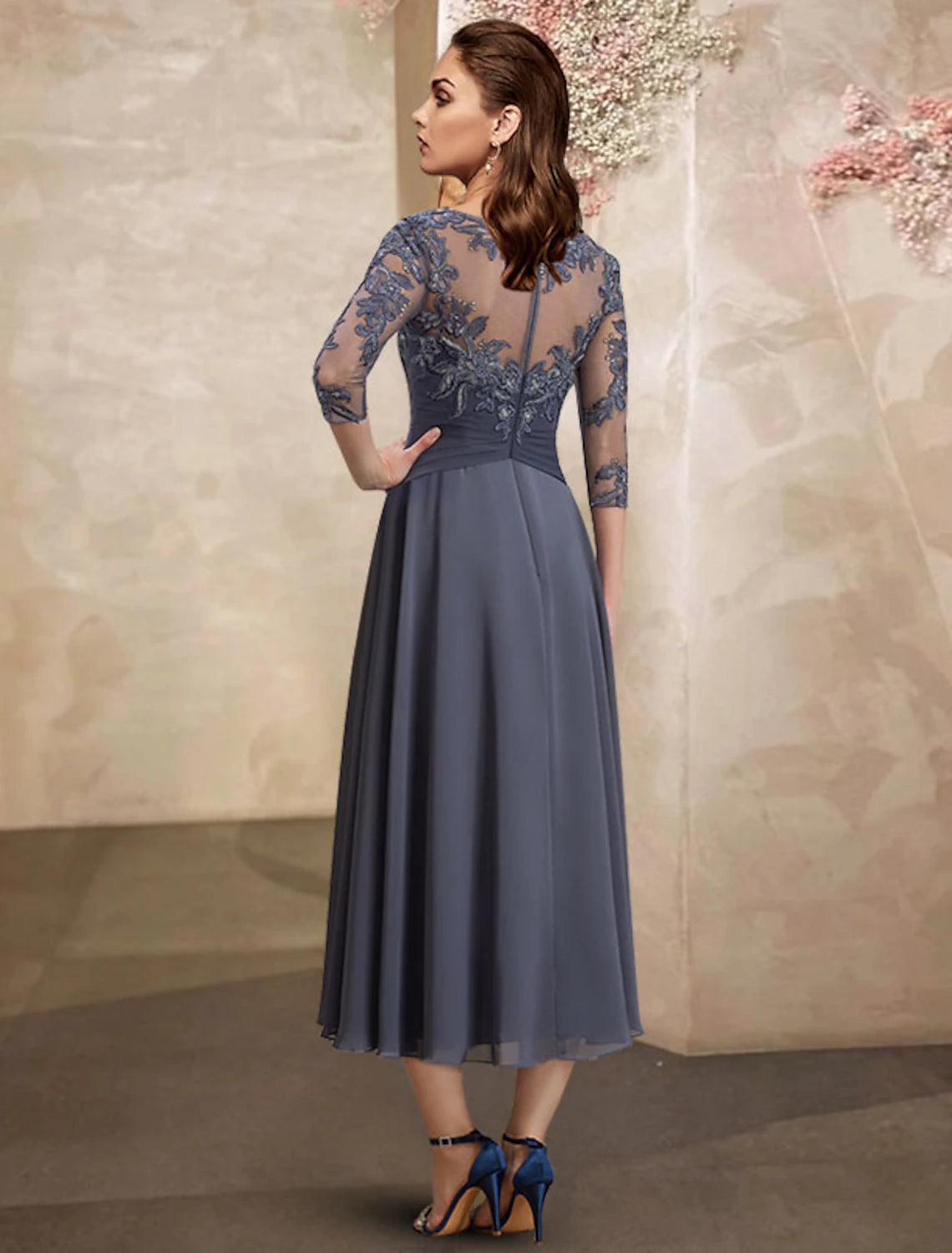 A-Linien-Kleid für die Brautmutter, Übergröße, eleganter Rundhalsausschnitt, knielang, Chiffon, Spitze, kurze Ärmel mit gerüschter Paillettenapplikation