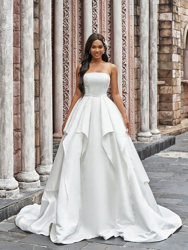 Vestidos de novia de satén con volantes, sin tirantes, sin mangas y con cola de corte