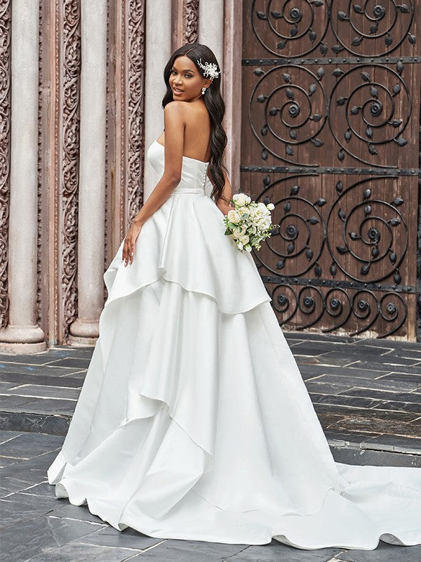 Vestidos de novia de satén con volantes, sin tirantes, sin mangas y con cola de corte