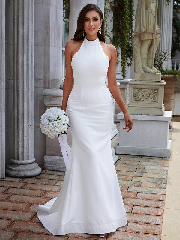 Vestidos de novia de corte tubo/columna, de crepé elástico, fruncido, halter, sin mangas y con cola larga