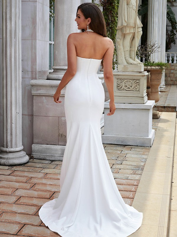 Vestidos de novia de corte tubo/columna, de crepé elástico, fruncido, halter, sin mangas y con cola larga