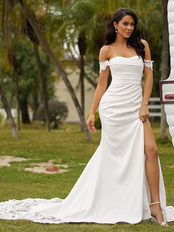 Vestidos de novia con escote tubo/columna, de crepé elástico, encaje, hombros descubiertos, sin mangas y cola catedral