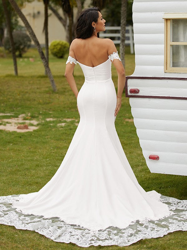 Vestidos de novia con escote tubo/columna, de crepé elástico, encaje, hombros descubiertos, sin mangas y cola catedral