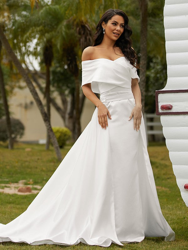 Vestidos de novia de satén con escote tubo/columna, fruncidos, hombros descubiertos, sin mangas y con cola capilla