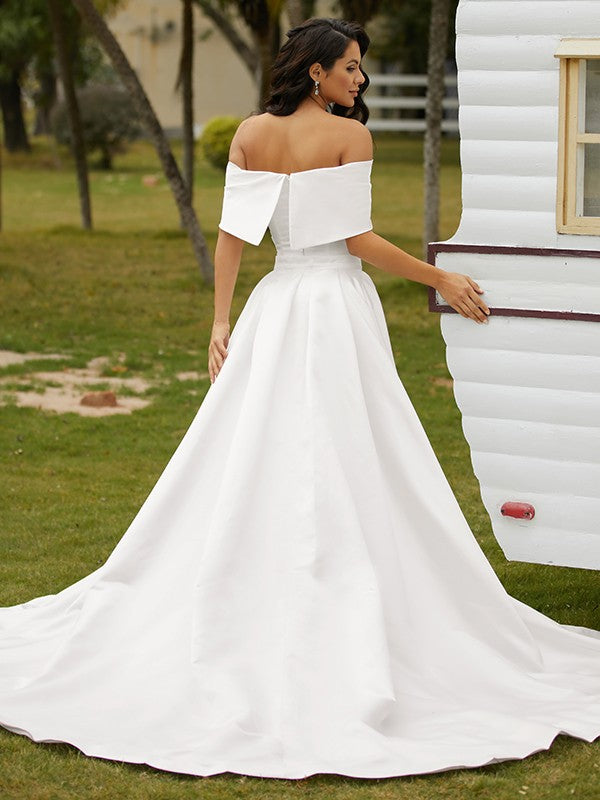 Vestidos de novia de satén con escote tubo/columna, fruncidos, hombros descubiertos, sin mangas y con cola capilla
