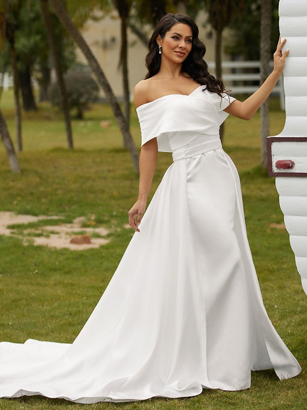 Vestidos de novia de satén con escote tubo/columna, fruncidos, hombros descubiertos, sin mangas y con cola capilla