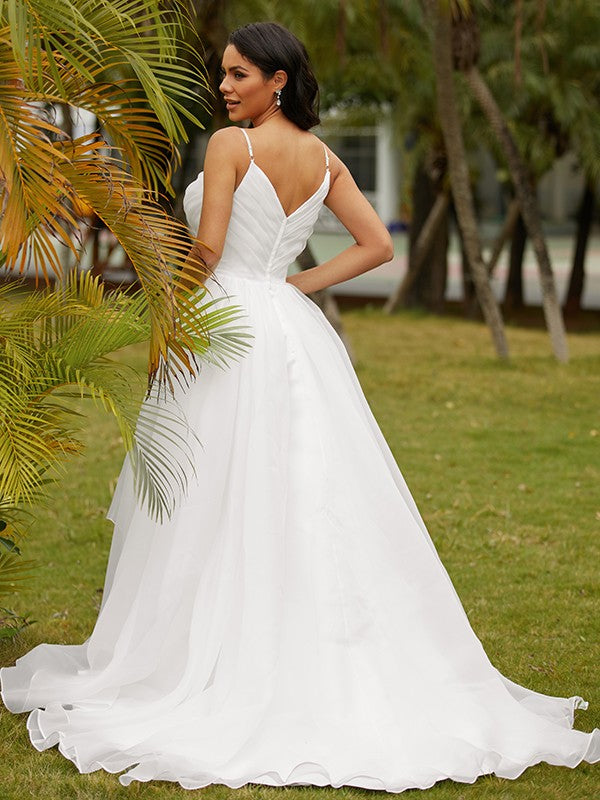 Vestidos de novia de satén con volantes, escote en V, sin mangas y cola larga
