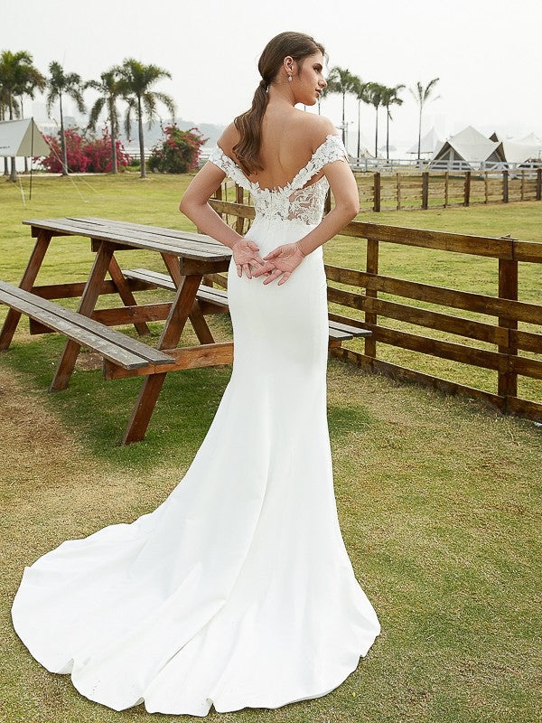 Vestidos de novia de corte tubo/columna con encaje de crepé elástico, hombros descubiertos, sin mangas y cola de corte