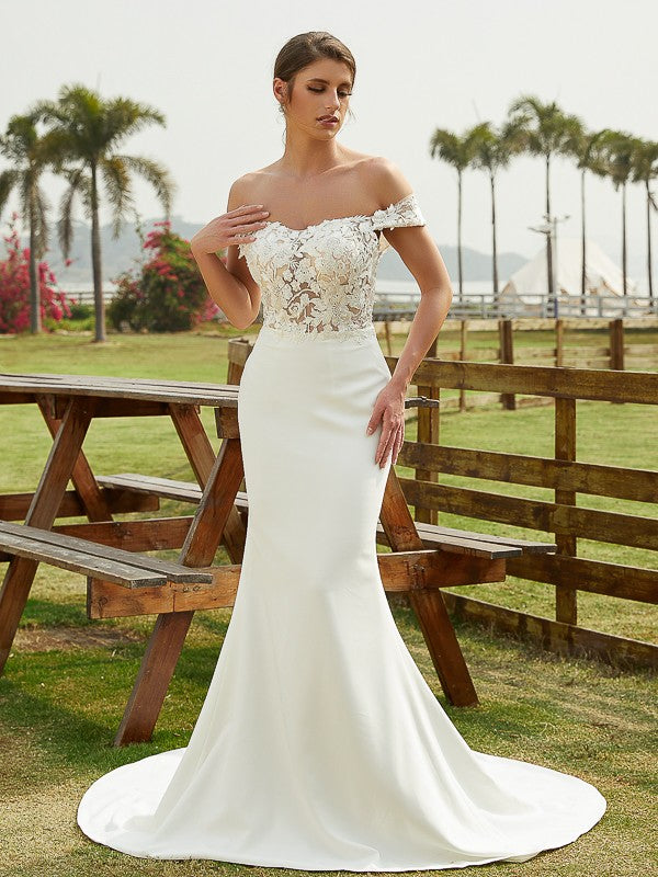 Vestidos de novia de corte tubo/columna con encaje de crepé elástico, hombros descubiertos, sin mangas y cola de corte