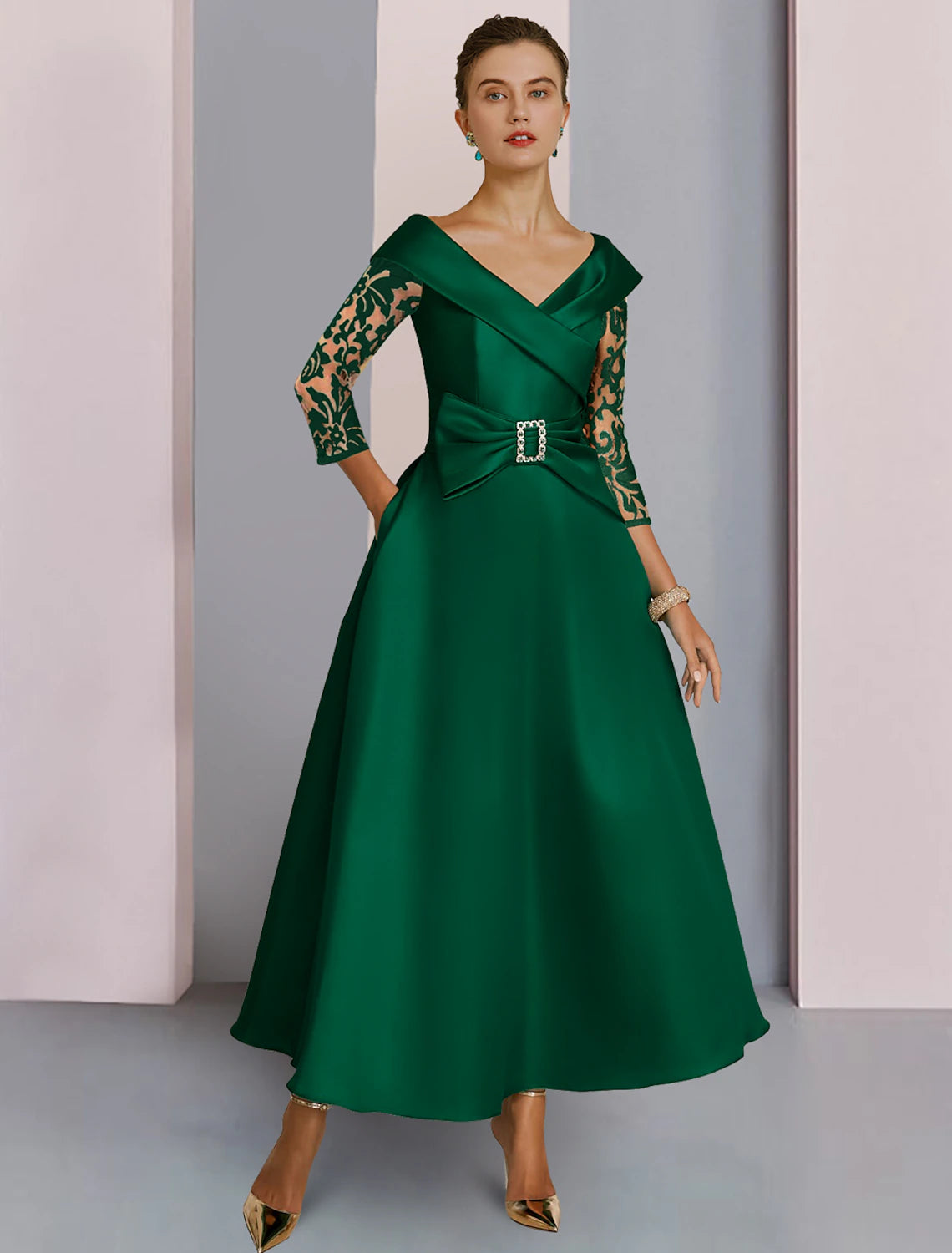 A-Linien-Kleid für die Mutter der Braut, formeller Hochzeitsgast, elegant, V-Ausschnitt, knielang, Satin, Spitze, Pailletten, 3/4-Ärmel, mit Schleife(n), Kristallbrosche