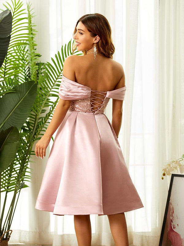 Vestidos de satén con cuentas, corte princesa, hombros descubiertos, sin mangas y hasta la rodilla