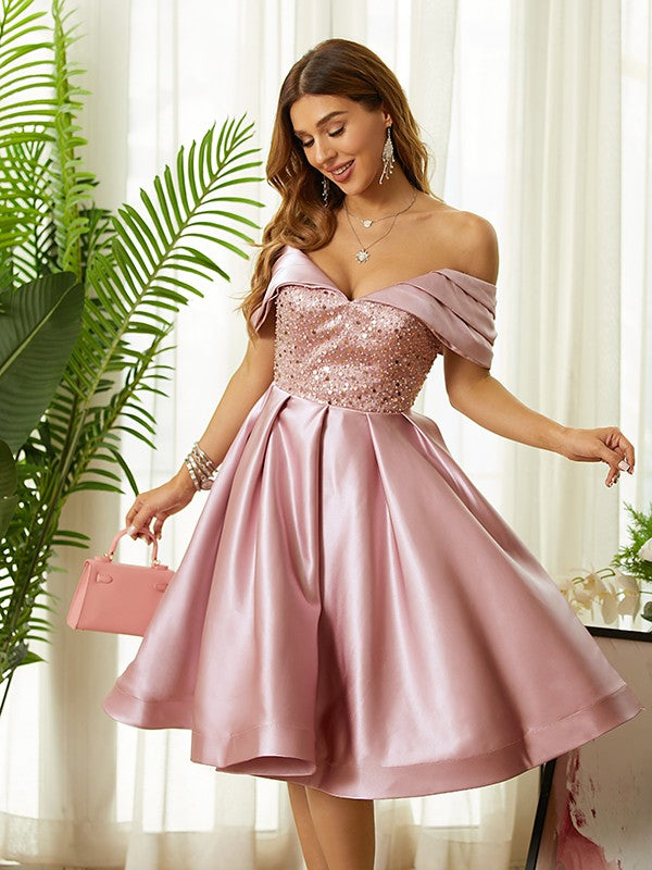 Vestidos de satén con cuentas, corte princesa, hombros descubiertos, sin mangas y hasta la rodilla