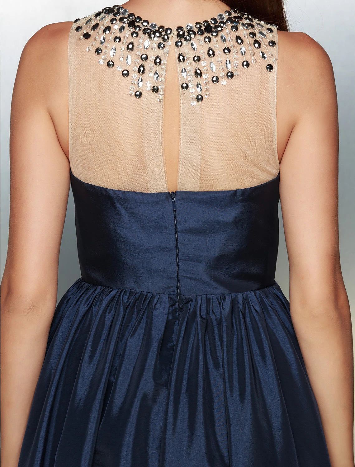 A-Linie, elegantes High-Low-Abschlussballkleid, formelles Abendkleid, Illusionsausschnitt, ärmellos, asymmetrisch, Taft mit Falten und Perlen