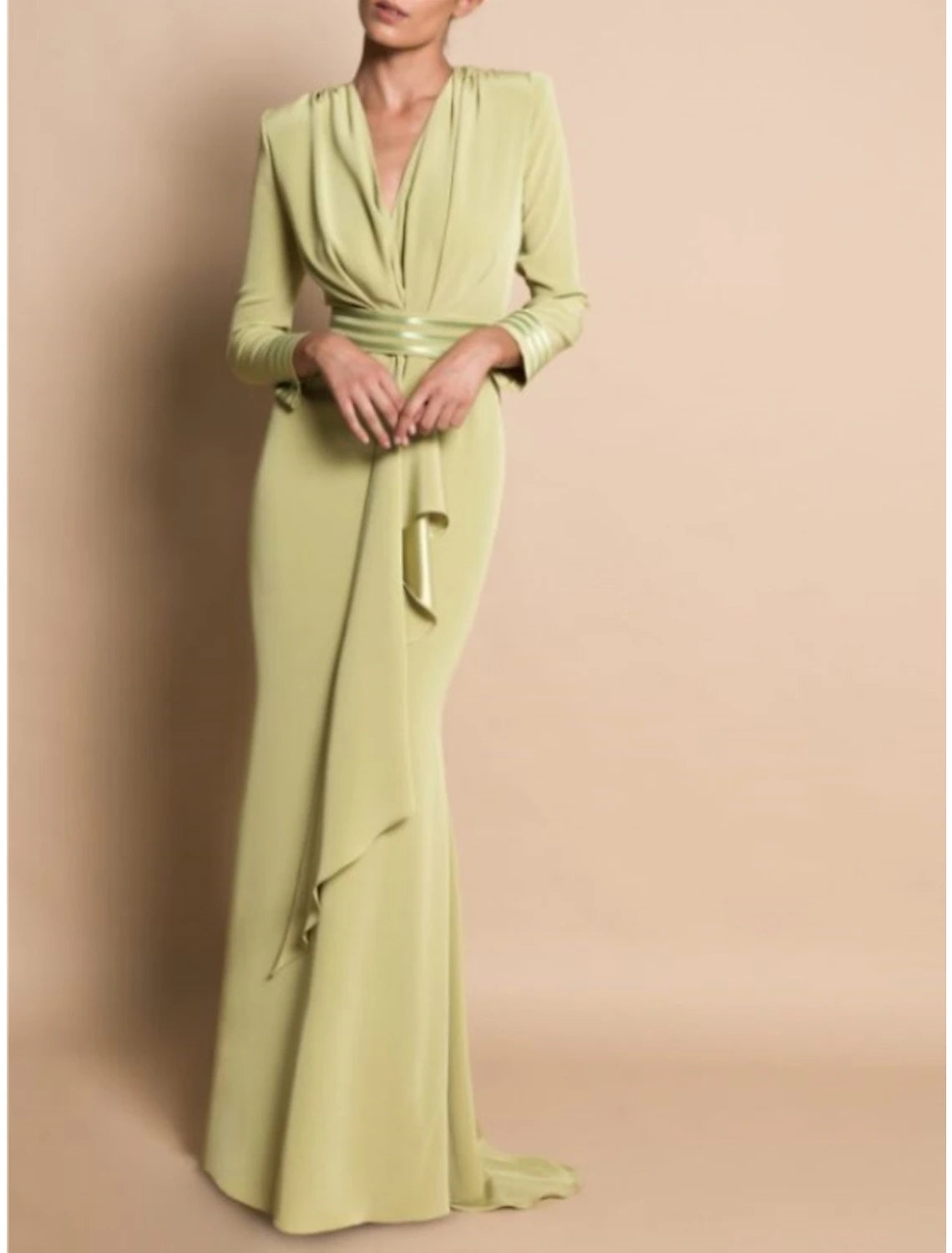 Vestido de madre de la novia con corte tubo/columna, formal, para otoño, para invitados a bodas, elegante, escote en V, cola larga, gasa elástica con fruncido drapeado.
