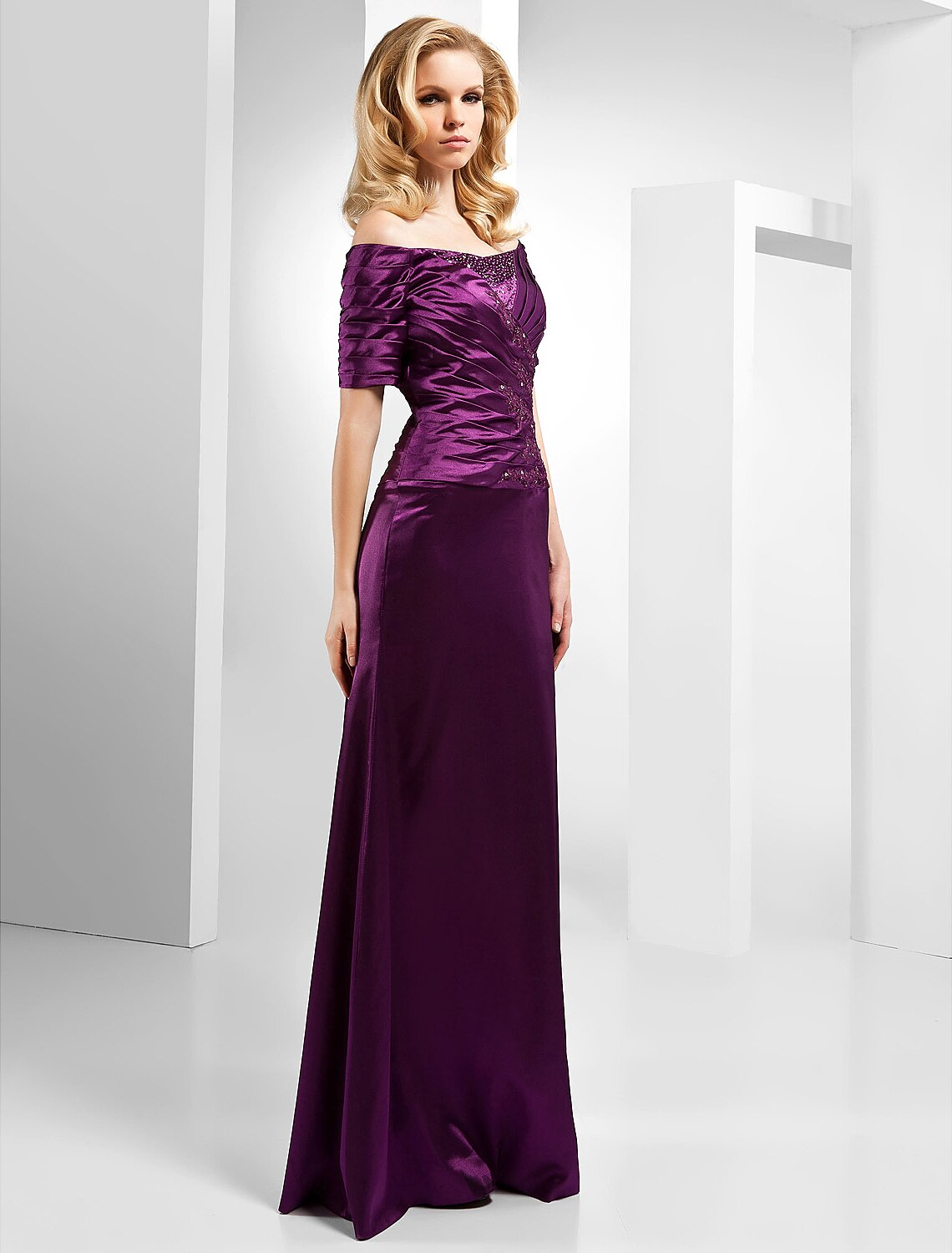 Vestido de satén con hombros descubiertos, largo hasta el suelo, con corte tubo/columna, cuentas, apliques y drapeado lateral