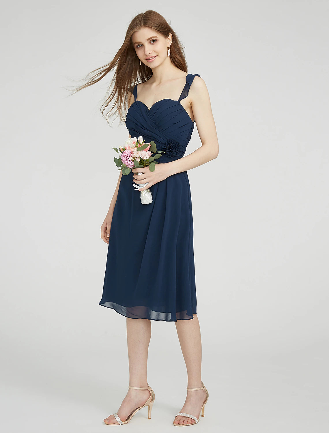 Vestido de dama de honor con corte tubo/columna, tirantes, sin mangas, hermoso escote en la espalda, largo hasta la rodilla, de gasa con fruncido cruzado.